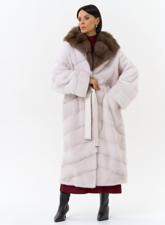 Белая шуба из меха норки с капюшоном из меха куницы