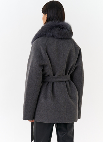 Женское утепленное пальто с отделкой из меха песца