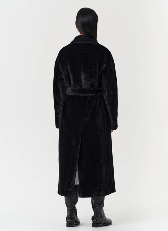Утепленное пальто из эко меха