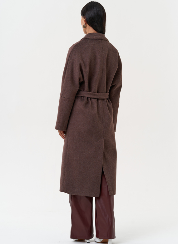 Женское пальто с английским воротником