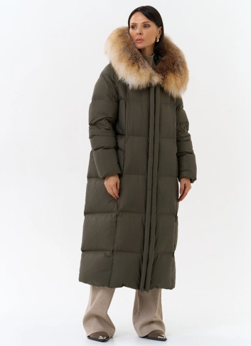 Женский длинный пуховик с отделкой из меха лисы