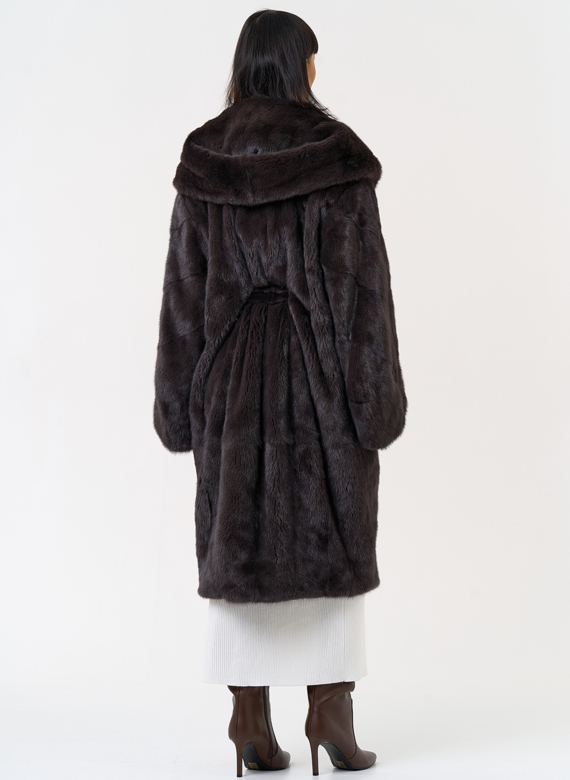 Женская шуба из меха норки с капюшоном 