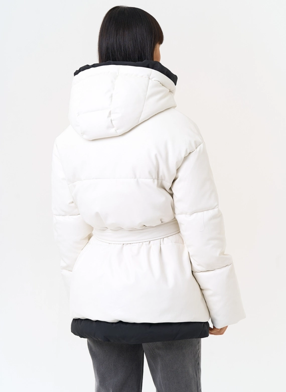 Белый пуховик из эко кожи с поясом
