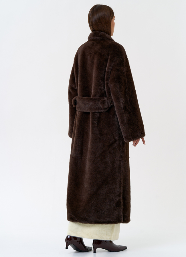 фото Длинное пальто из эко меха с декоративным поясом модель № 31219