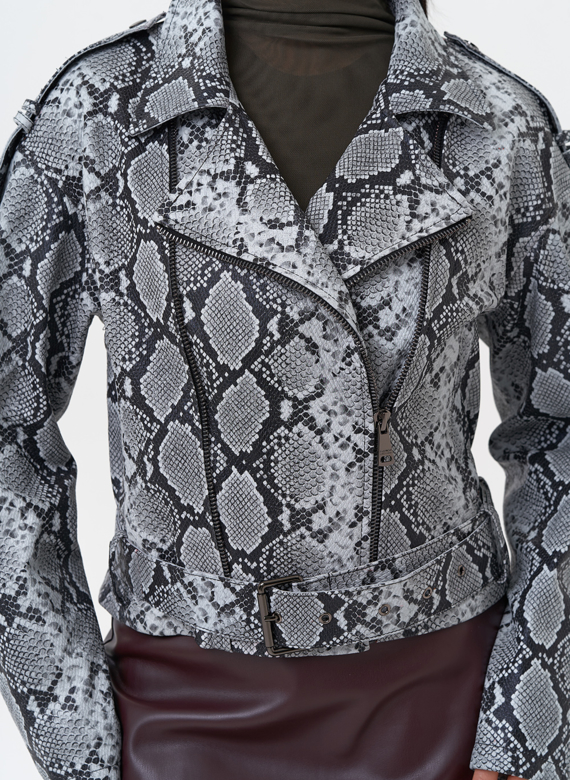 Кожаная куртка со змеиным принтом