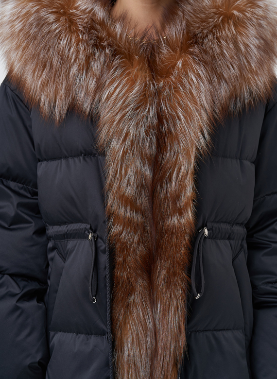 Женский пуховик с отделкой из меха лисы